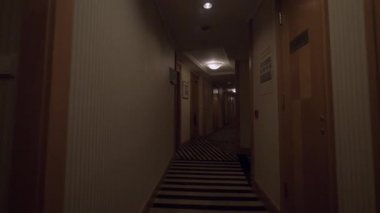 Küçük otel koridor ışıklı çıkış işaretine gitme. Hong Kong, Çin