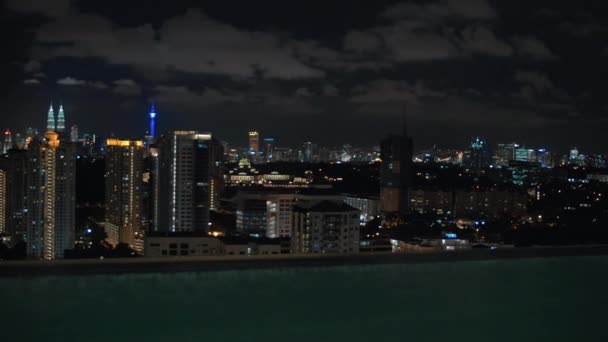Widok na noc Kuala Lumpur z basenem na dachu, Malezja — Wideo stockowe