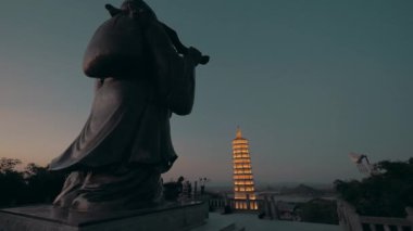 Buddha ve geceleri arka planda Bai Dinh Tapınağı pagoda arkasına. Hanoi, Vietnam