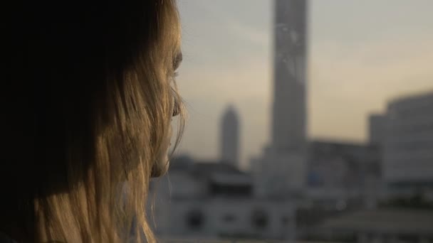 Жінка дивиться в вікно, під час їзди на автобусі в Бангкоку, Таїланд — стокове відео
