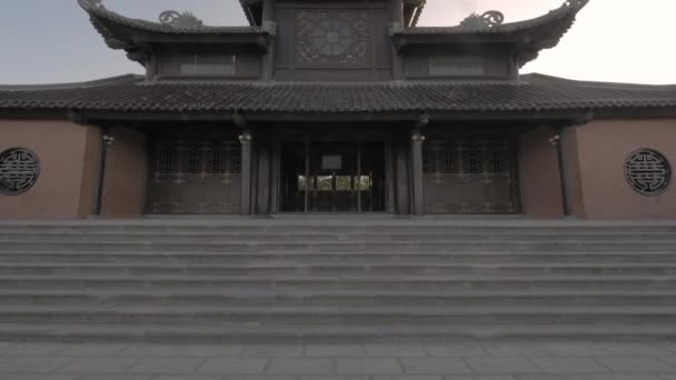 Pagoda budista en el templo de Bai Dinh, Vietnam — Vídeos de Stock