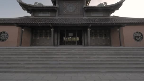 Pagoda budista en el templo de Bai Dinh, Vietnam — Vídeo de stock