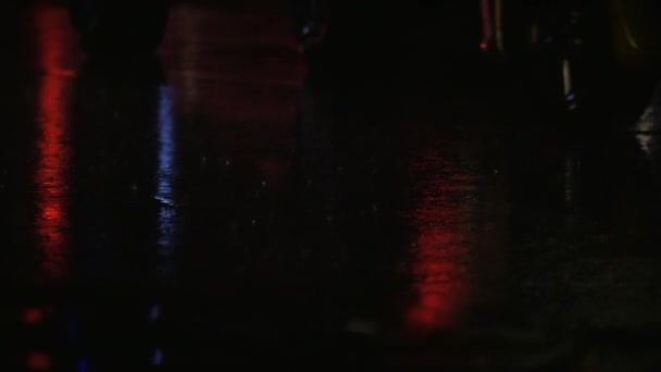 街道上是大雨和道路上的过往车辆 — 图库视频影像
