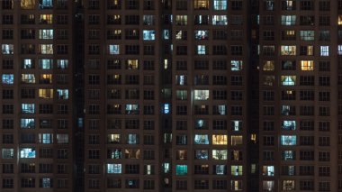 Geceleri yüksek katlı apartman