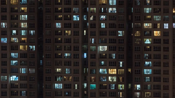 Hoogbouw appartementenblok 's nachts — Stockfoto