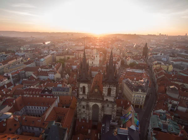 Старый город Праги с готической церковью, вид с воздуха — стоковое фото