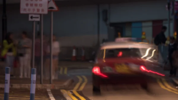 Taxi auto rijden langs de weg van de nacht — Stockfoto