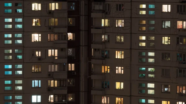 Nacht uitzicht op paneel multistorey huis — Stockfoto