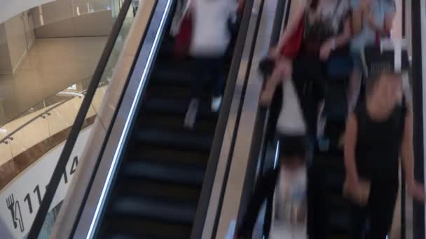 Timelapse des escaliers roulants avec les gens dans le centre commercial — Video