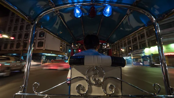 Condução tuktuk na noite Bangkok, Tailândia — Fotografia de Stock