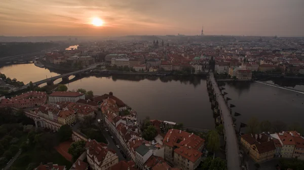 Widok z lotu ptaka rzeki Wełtawy i Praga o zachodzie słońca — Zdjęcie stockowe