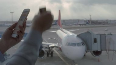 Mobil terminal havaalanı pencere yanında kredi kartı ile online ödeme yapmak için smartphone kullanan kadın görünümünü kapat