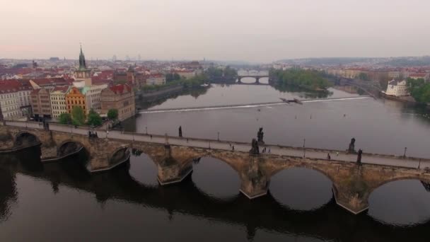 Полет над Карловым мостом в Праге, Чехия — стоковое видео