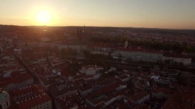 Gün batımında Prag ve Vltava Nehri'nin havadan görünümü