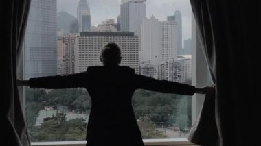 Hong Kong, Çin görünümünde perdeleri açmayı kadın ağır çekim klip