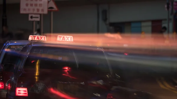 Taxi dans la rue de nuit de Hong Kong — Photo