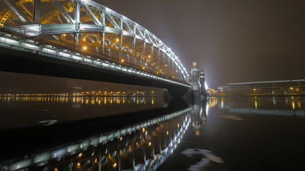 Peter the Great Bridge di St. Petersburg pada malam hari — Stok Foto