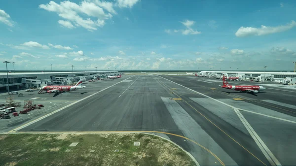 Linha de voo com aviões no aeroporto de Kuala Lumpur — Fotografia de Stock