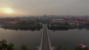 Jan Palach Meydanı Prag'da Nehri üzerinde uçan