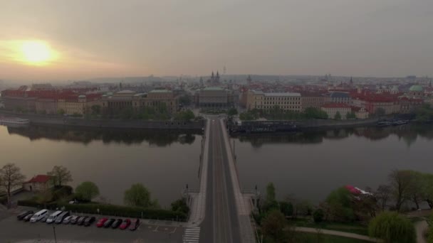 Вид с воздуха на Прагу с мостом Манес — стоковое видео