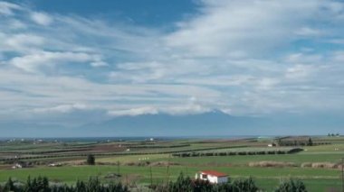 Bulutlar, tarım arazileri ve Olympus Dağı ile doğanın Timelapse