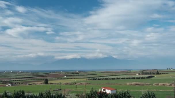 Zeitraffer der Natur mit Wolken, Ackerland und Olympiaberg — Stockvideo