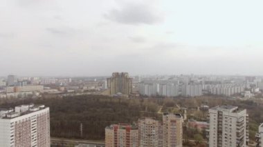 Havadan görünümü Moskova, bulutlu ve sisli hava bölgelerinden biri. Quadrocopter gelen kentsel cityscape