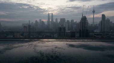 Kuala Lumpur Timelapse, şehir manzaralı çatı havuzu