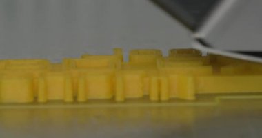 Plastik model işleminde 3d bir yazıcıda yazdırma görünümü kadar kapatın.