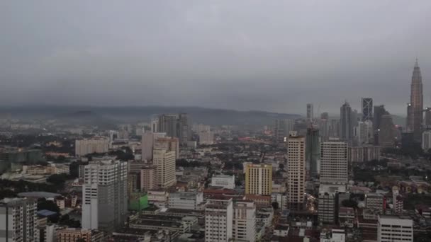 Timelapse de la noche llegando a Kuala Lumpur, Malasia — Vídeo de stock