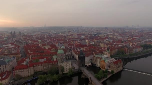 Prag arkitektur, Flygfoto i gryningen — Stockvideo
