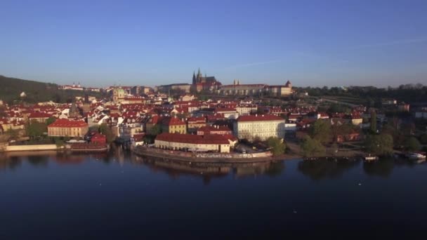 Zdjęcia lotnicze z Pragi na brzegu rzeki Vltava, Republika Czeska — Wideo stockowe