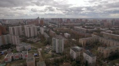 Hava panoramik Moskova, bulutlu hava bölgelerinden biri. Quadrocopter gelen kentsel cityscape