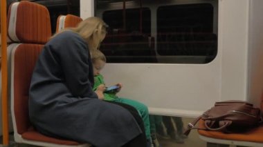 Anne ve çocuk metro treninin hareketli hücre kullanarak
