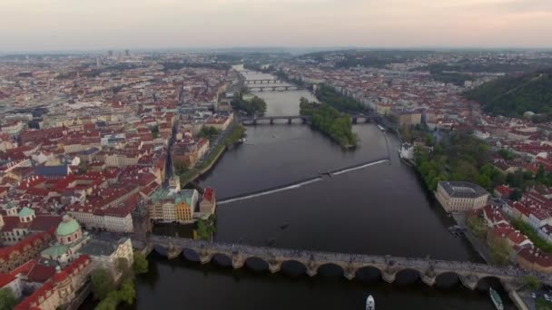 Flygande över Vltava floden med Karlsbron i Prag — Stockvideo