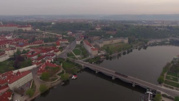 Vista aérea de Praga con el puente de Manes — Vídeo de stock
