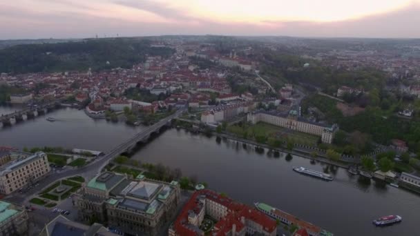 Vista aérea de Praga con el puente de Manes, República Checa — Vídeo de stock