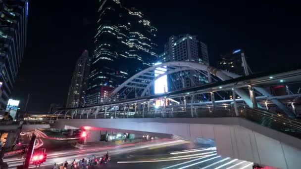 Timelapse di strada trafficata e cavalcavia pedonale nella notte Bangkok — Video Stock
