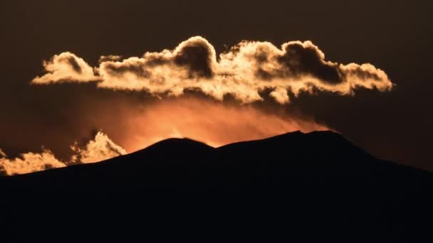 Timelapse de puesta del sol y nubes sobre las montañas — Vídeo de stock