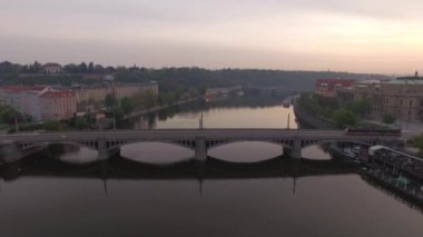 Prag'da Vltava Nehri boyunca Manes köprüsü üzerinde uçan