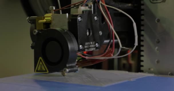 3D tisk v procesu s plastovou drátku na 3d tiskárně — Stock video