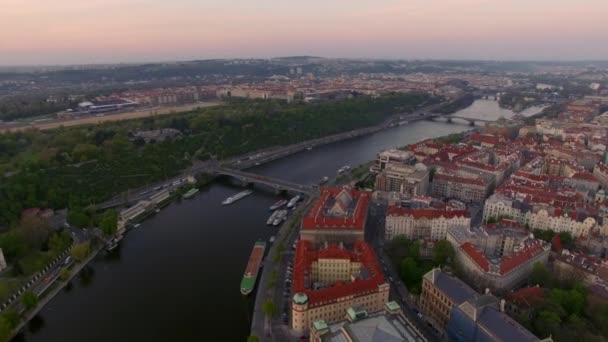 Praga y el río Moldava, vista aérea — Vídeo de stock