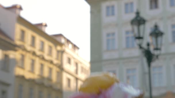 Glace appétissante au cône de gaufre sur fond de rue — Video