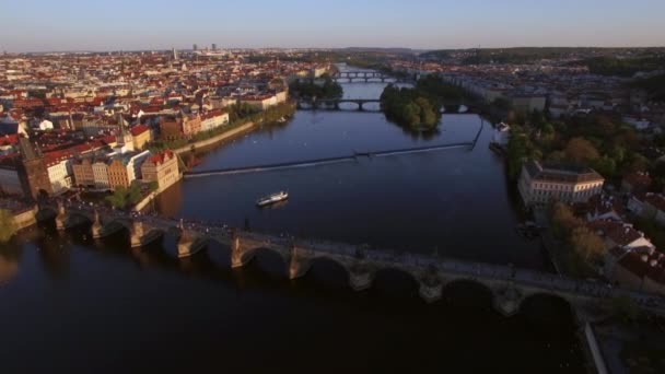 Prag waterside och Karlsbron, Flygfoto — Stockvideo