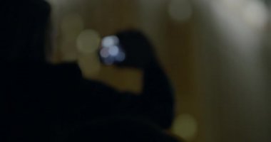 Seyirci kadın fotoğrafları smartphone üzerinden Sahne Alanı'nın dizi açık hava müzik konserinde yapar.