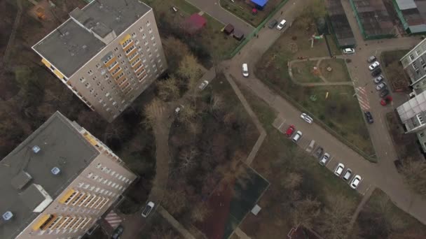 Vista aérea superior de uno de los patios de Moscú, tiempo nublado. Paisaje urbano de quadrocopter — Vídeos de Stock