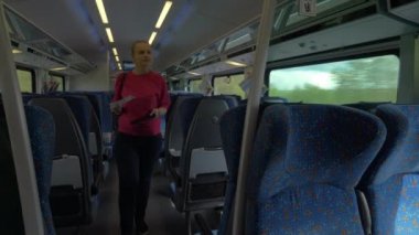 Tren koltuğuna alarak kadın