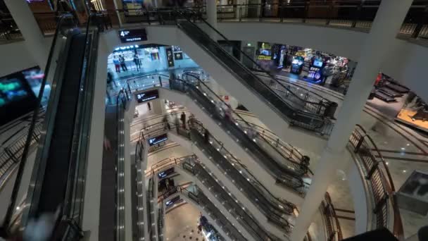 Timelapse des personnes sur les escaliers roulants dans le centre commercial à plusieurs étages — Video