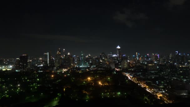 Zeitraffer der Nacht Bangkok und Blitze am Himmel — Stockvideo