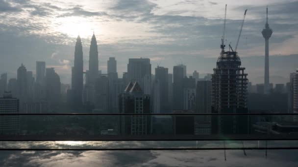 Timelapse van Kuala Lumpur, uitzicht op het zwembad op het dak — Stockvideo